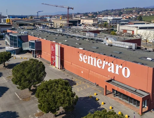 Erbusco (Brescia): Large premises in the shopping center