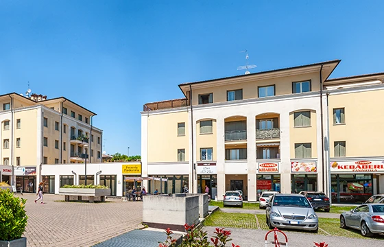 Bagnolo Mella (BS): Centro commerciale - Negozi da 100 m² circa