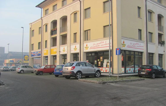 Bagnolo Mella (BS): Centro commerciale - Negozi da 100 m² circa
