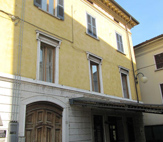 Desenzano: mansarda in affitto - Facciata ingresso