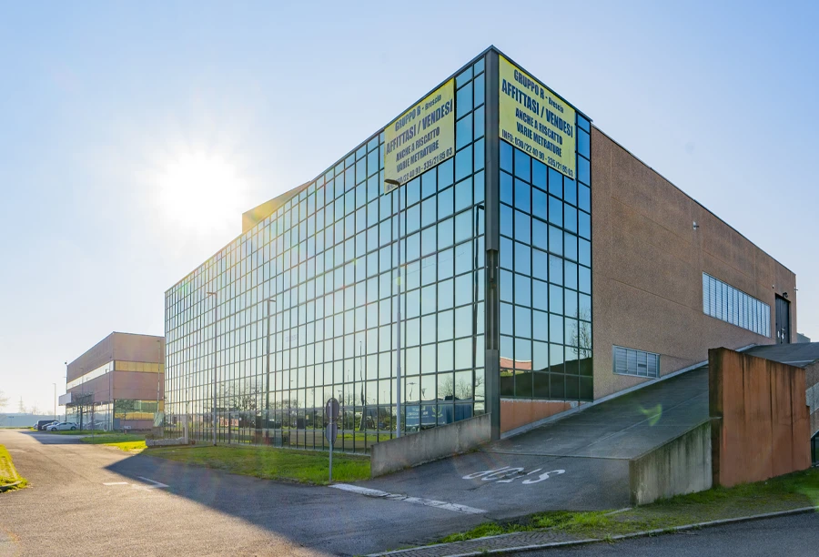 Brescia, grandi immobili commerciali fronte A4