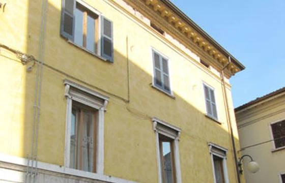 Desenzano del Garda (BS): Mansarda in centro storico - Facciata ingresso