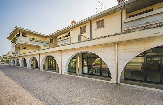 Castrezzato (BS): Negozi piano terra
