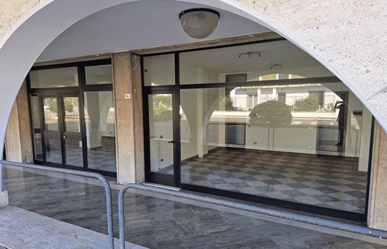 Castrezzato (BS): Negozi piano terra