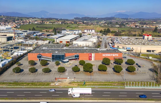 Erbusco (BS): Grande negozio in centro commerciale