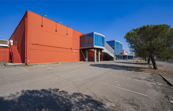 Erbusco (BS): Grande negozio in centro commerciale